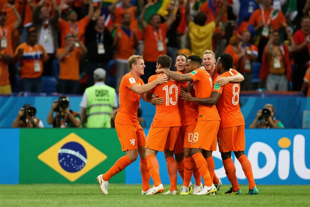 橙色风暴席卷桑巴王国：荷兰一球定乾坤，巴西黯然出局